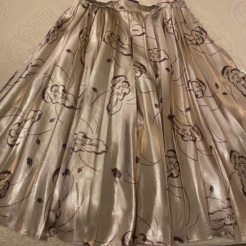 Ralph Lauren Purple Label 3/4 length skirt. Elegant wardrobe addition.